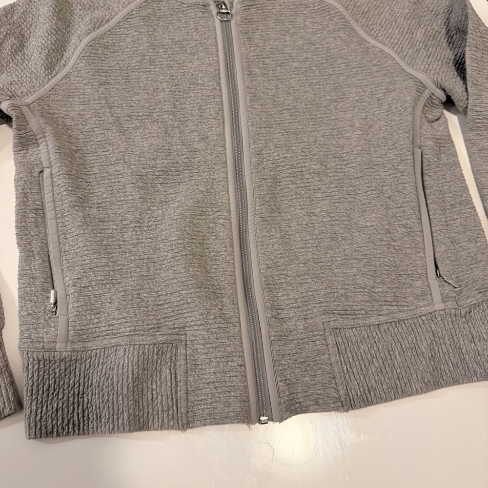 Lululemon Women’s Gray Zip Up Size 8 - Picture 3 of 9